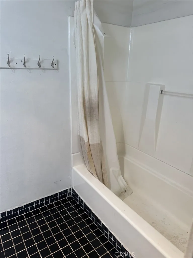 8801 Willis #B6 Panorama City, CA 91402
