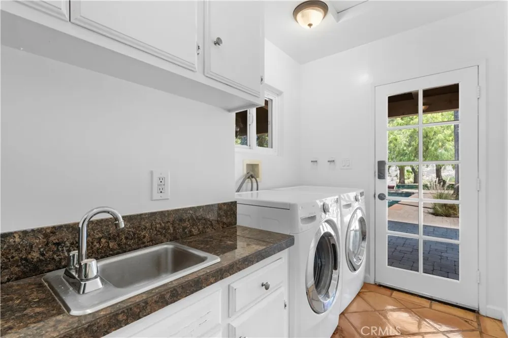 11064 Mcbroom Shadow Hills, CA 91040