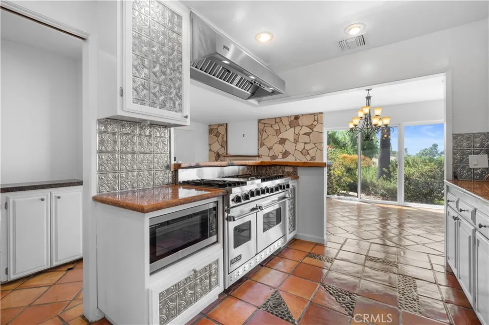 11064 Mcbroom Shadow Hills, CA 91040