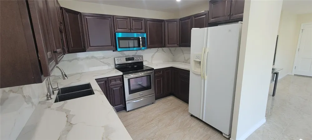 18611 Collins Street #E 33 Tarzana, CA 91356