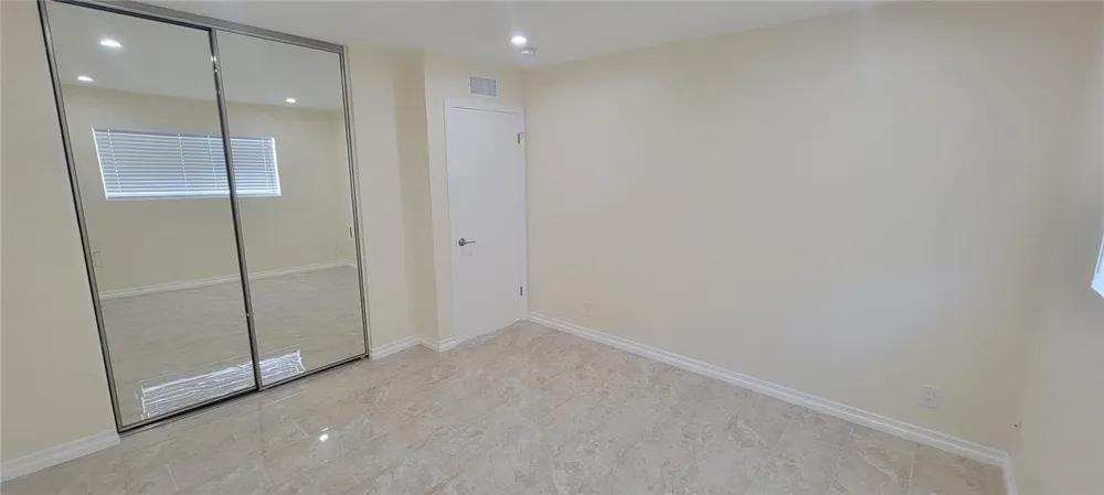 18611 Collins Street #E 33 Tarzana, CA 91356