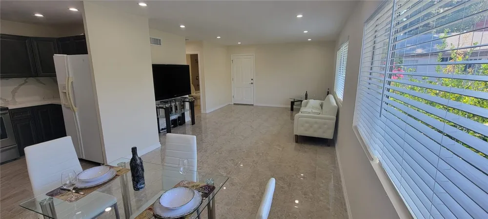 18611 Collins Street #E 33 Tarzana, CA 91356