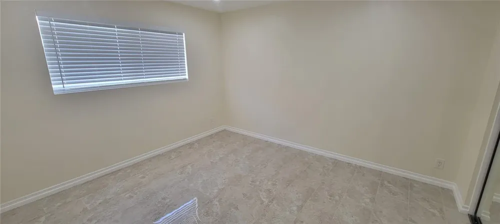18611 Collins Street #E 33 Tarzana, CA 91356