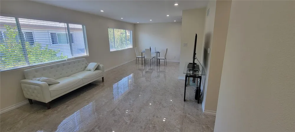 18611 Collins Street #E 33 Tarzana, CA 91356