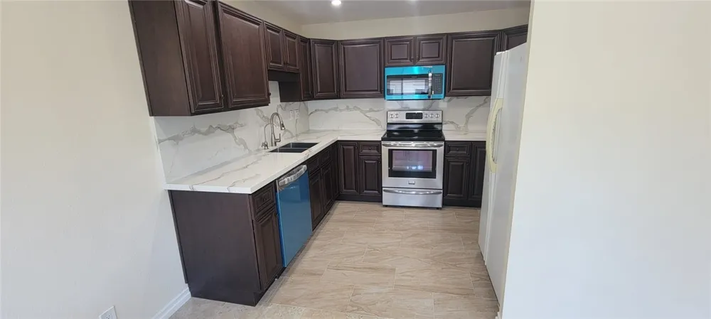 18611 Collins Street #E 33 Tarzana, CA 91356