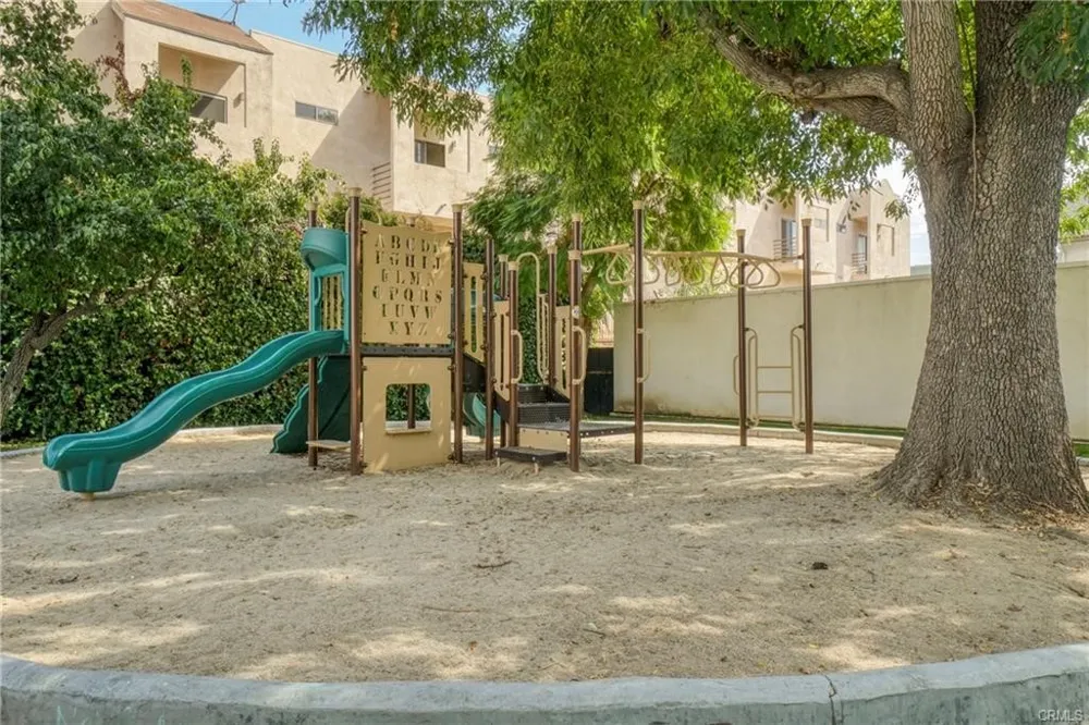 18611 Collins Street #E 33 Tarzana, CA 91356