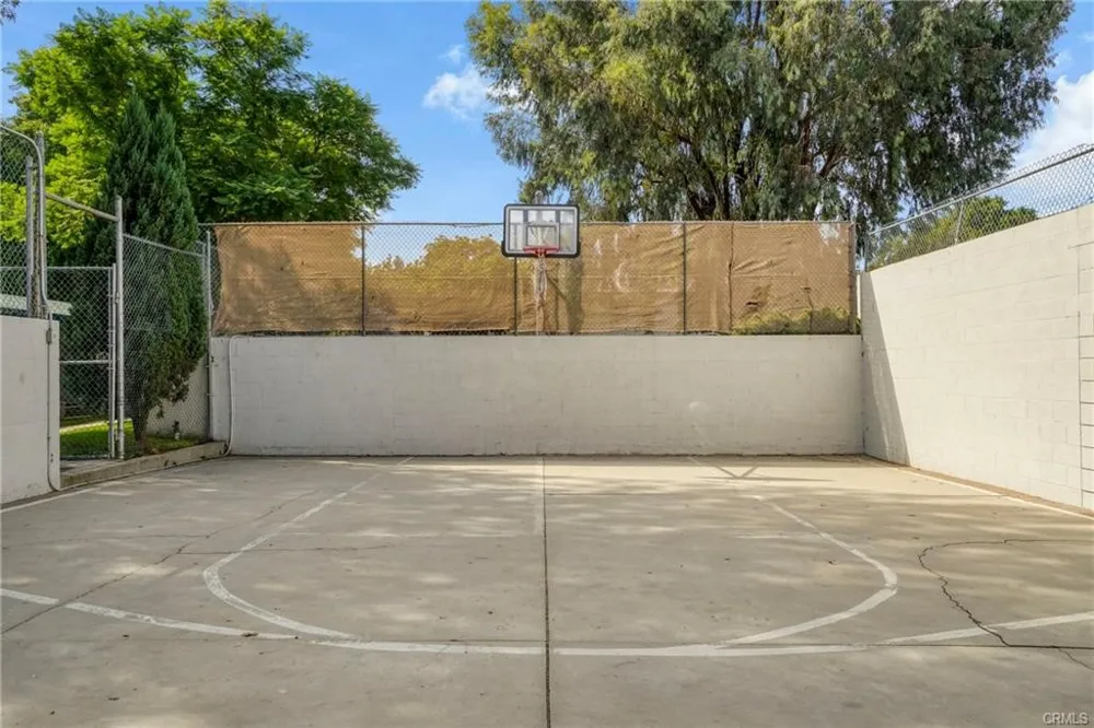 18611 Collins Street #E 33 Tarzana, CA 91356