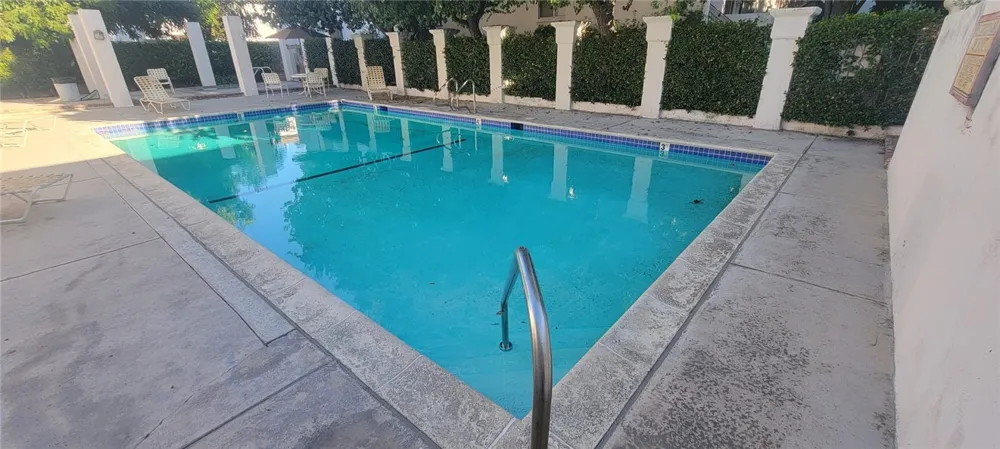 18611 Collins Street #E 33 Tarzana, CA 91356