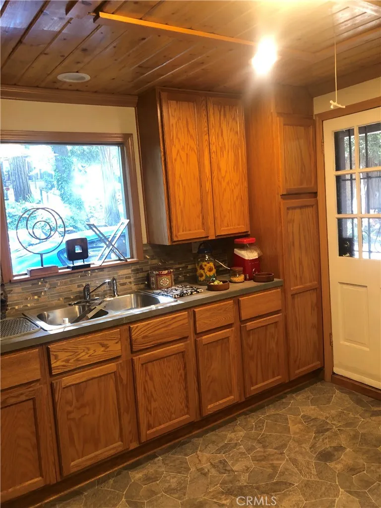 9112 Torrey Pines Road Forest Falls, CA 92339