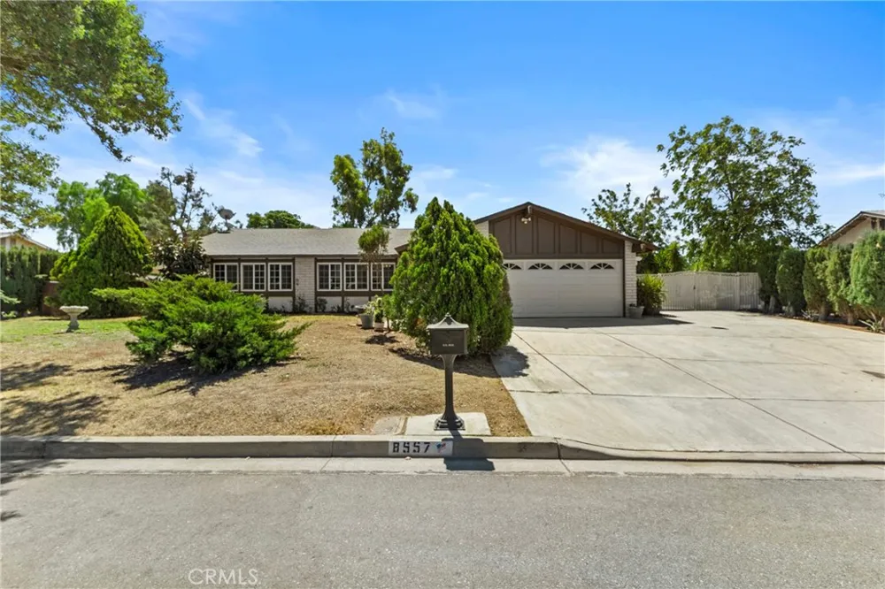 8557 Saddle Creek Drive Jurupa Valley, CA 92509