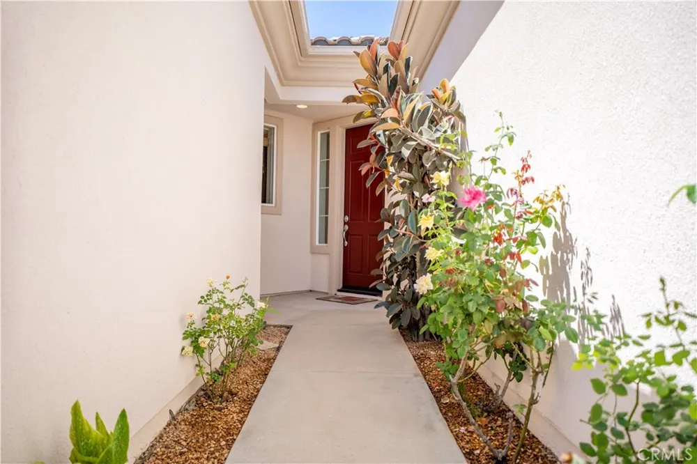 987 Avenal Beaumont, CA 92223