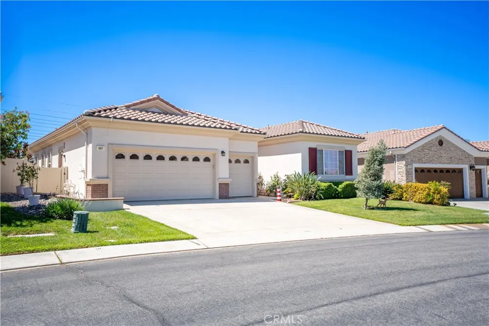 987 Avenal Beaumont, CA 92223