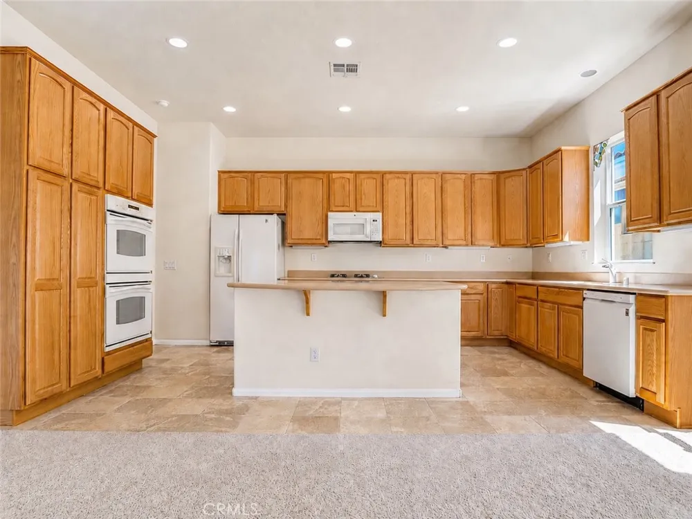 987 Avenal Beaumont, CA 92223