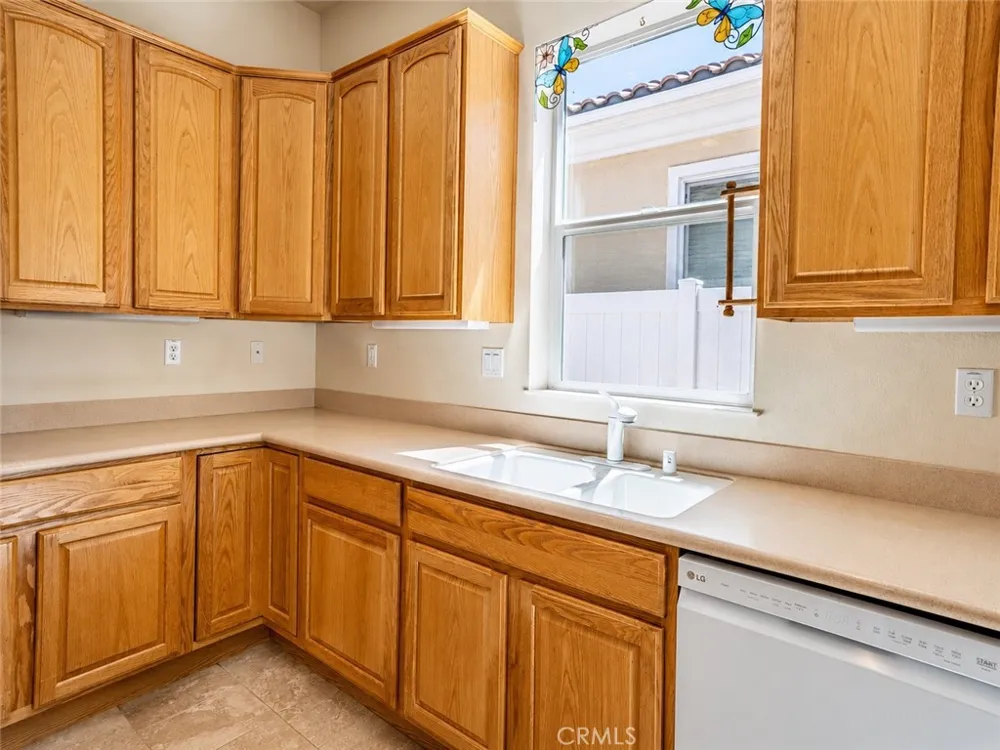 987 Avenal Beaumont, CA 92223
