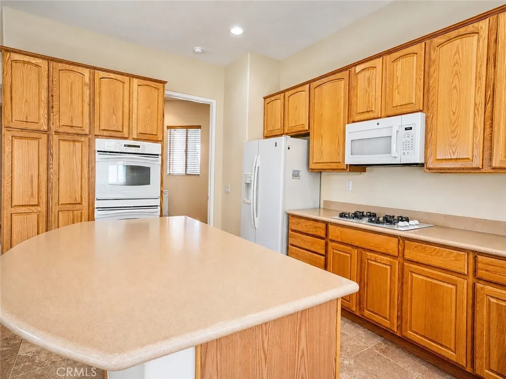987 Avenal Beaumont, CA 92223