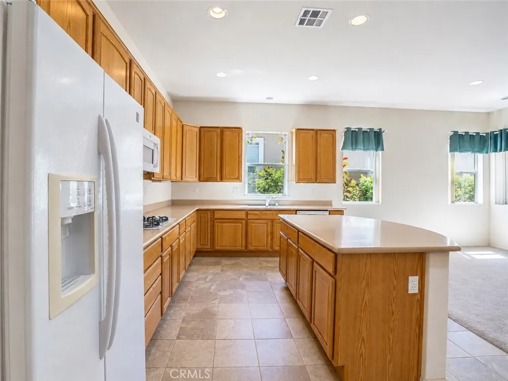 987 Avenal Beaumont, CA 92223