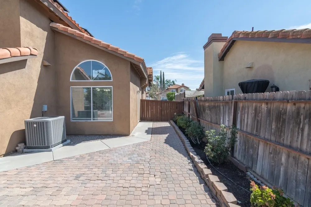 25077 Via Las Lomas Murrieta, CA 92562