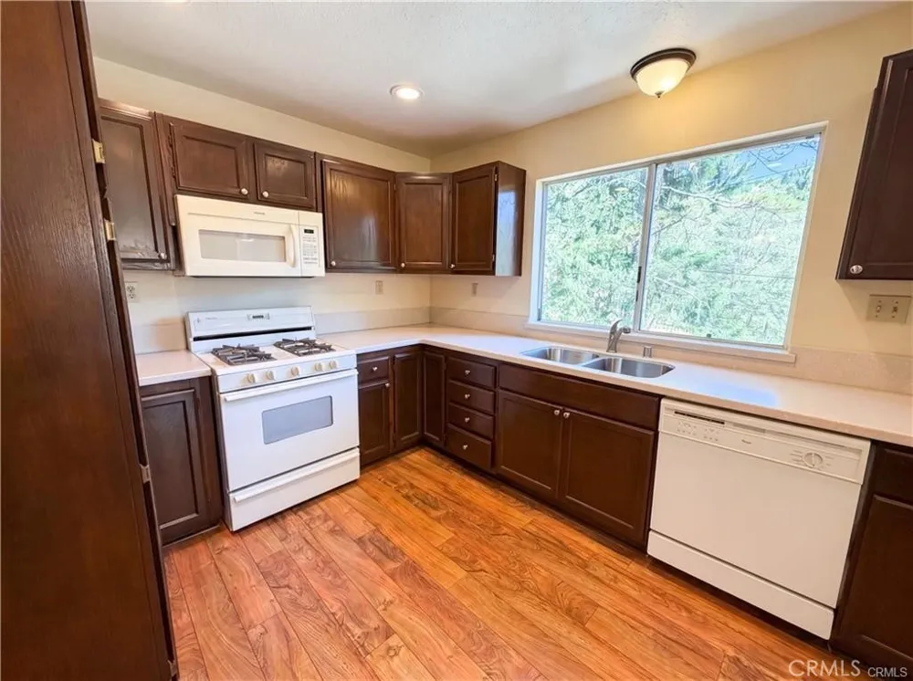 21778 Ridge Cedarpines Park, CA 92322