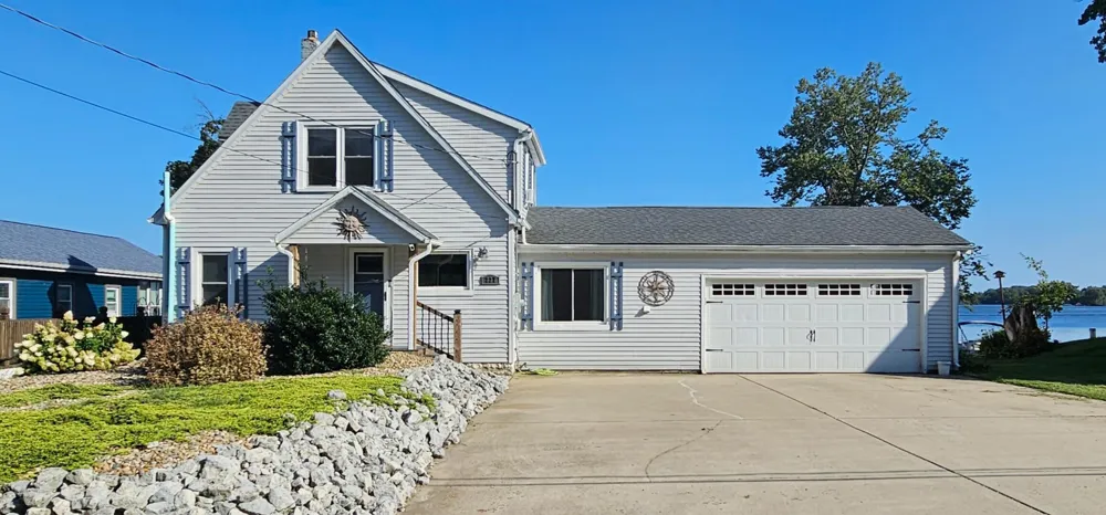 227 Lakeview Drive Walkerton, IN 46574
