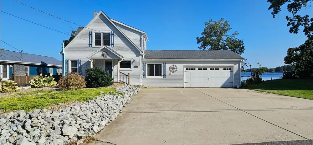 227 Lakeview Drive Walkerton, IN 46574