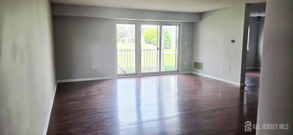 8207 Tamarron Drive Plainsboro, NJ 08536