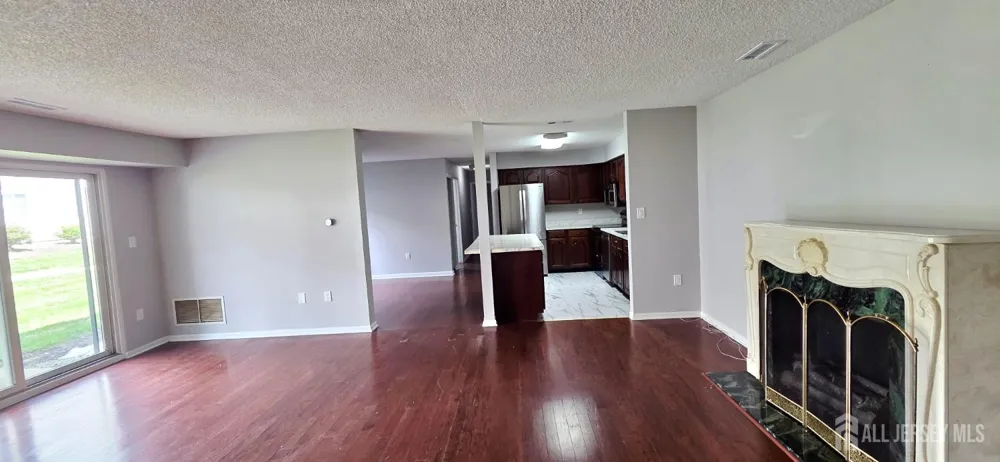 8207 Tamarron Drive Plainsboro, NJ 08536