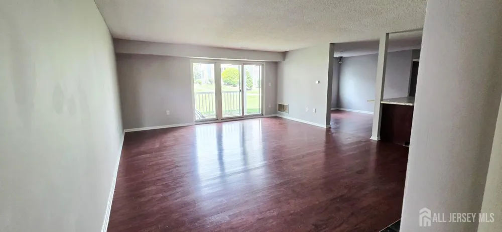 8207 Tamarron Drive Plainsboro, NJ 08536