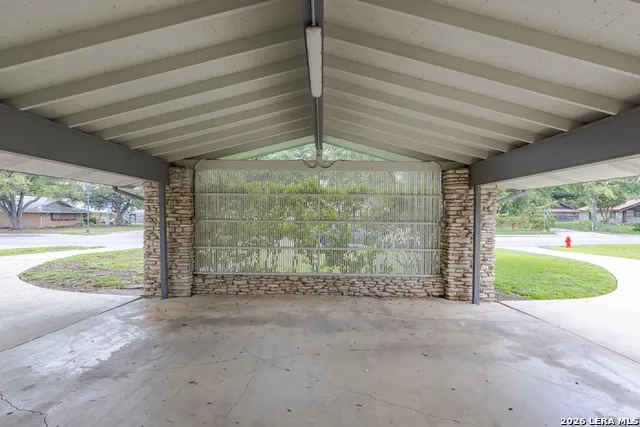 8722 Midcrown Windcrest, TX 78239