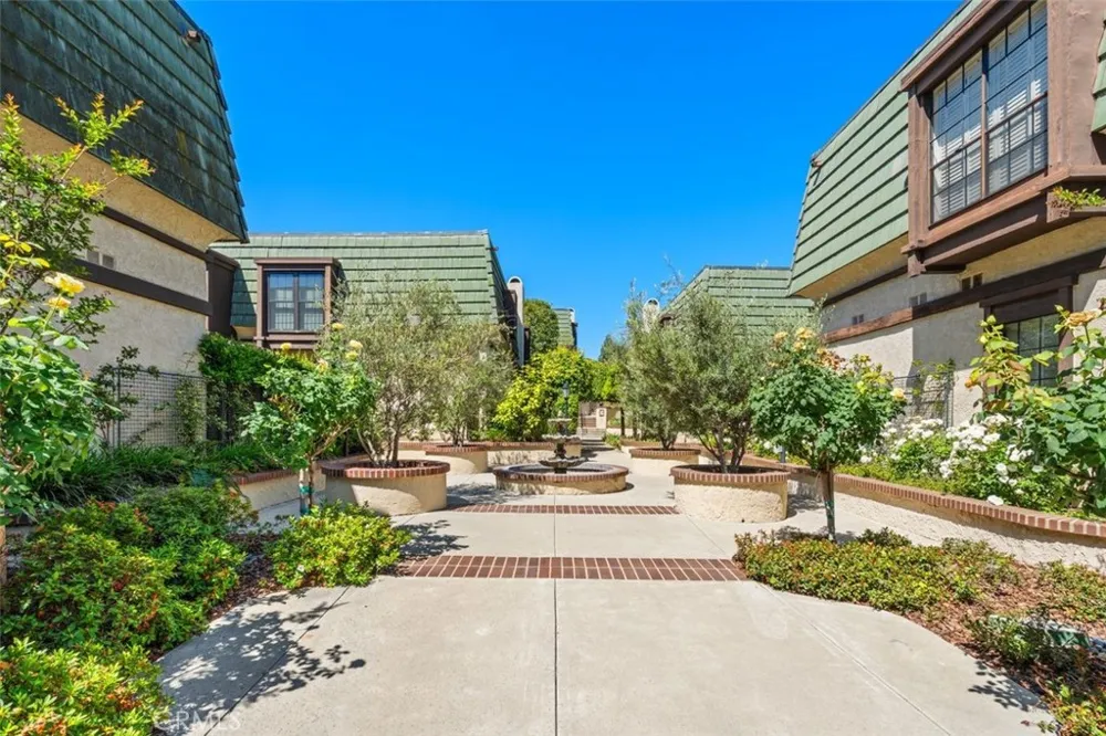 885 S Orange Grove Boulevard #2 Pasadena, CA 91105