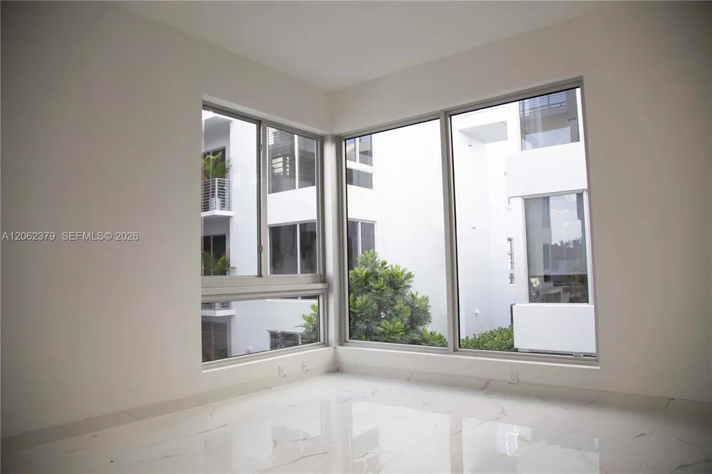 529 SW 11th St #202 Miami, FL 33129