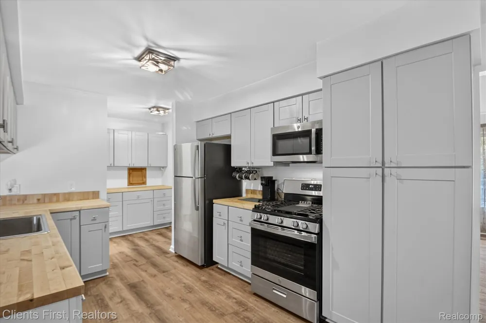 399 Surrey Heights Westland City, MI 48186