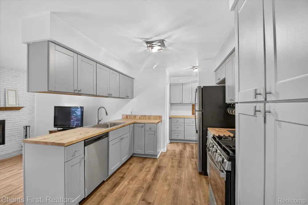399 Surrey Heights Westland City, MI 48186