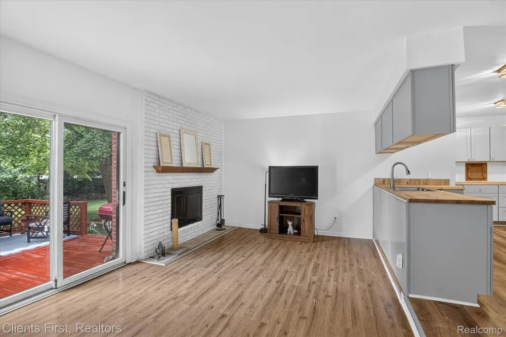 399 Surrey Heights Westland City, MI 48186