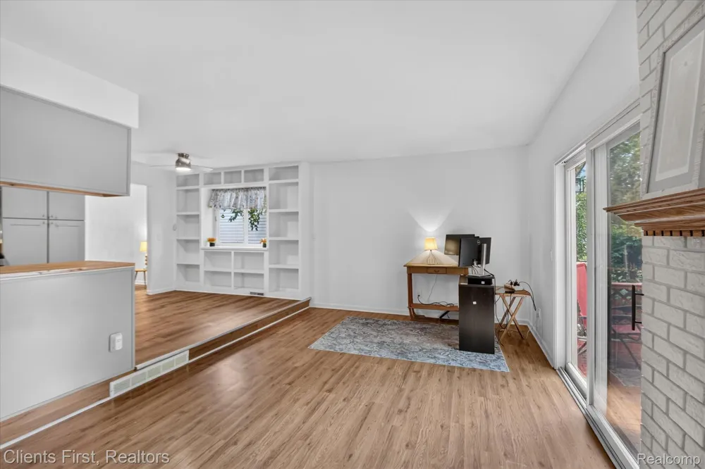 399 Surrey Heights Westland City, MI 48186