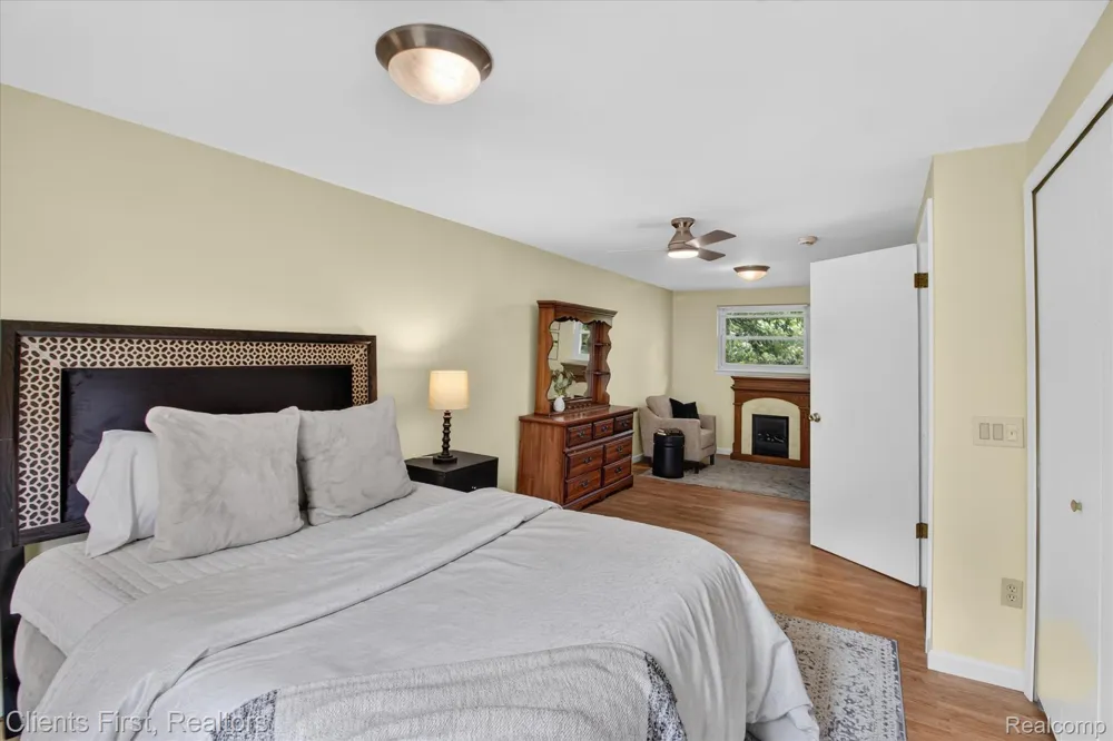 399 Surrey Heights Westland City, MI 48186