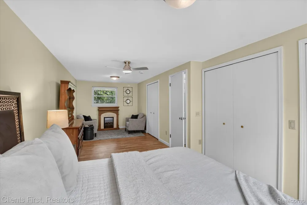 399 Surrey Heights Westland City, MI 48186