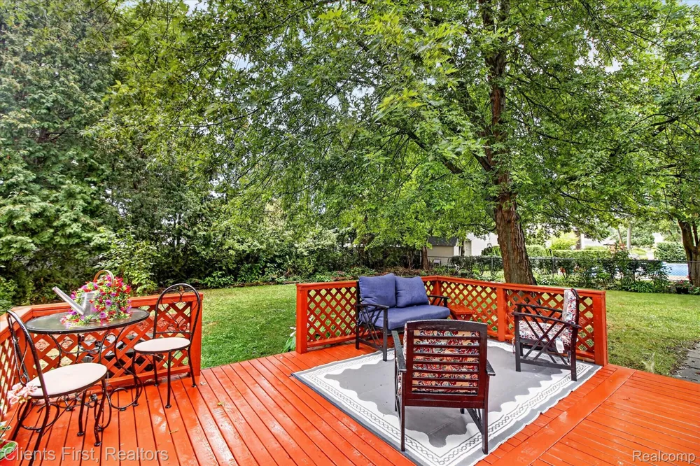 399 Surrey Heights Westland City, MI 48186