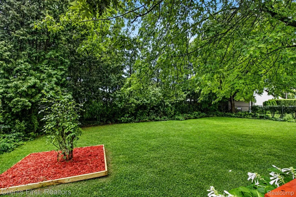 399 Surrey Heights Westland City, MI 48186