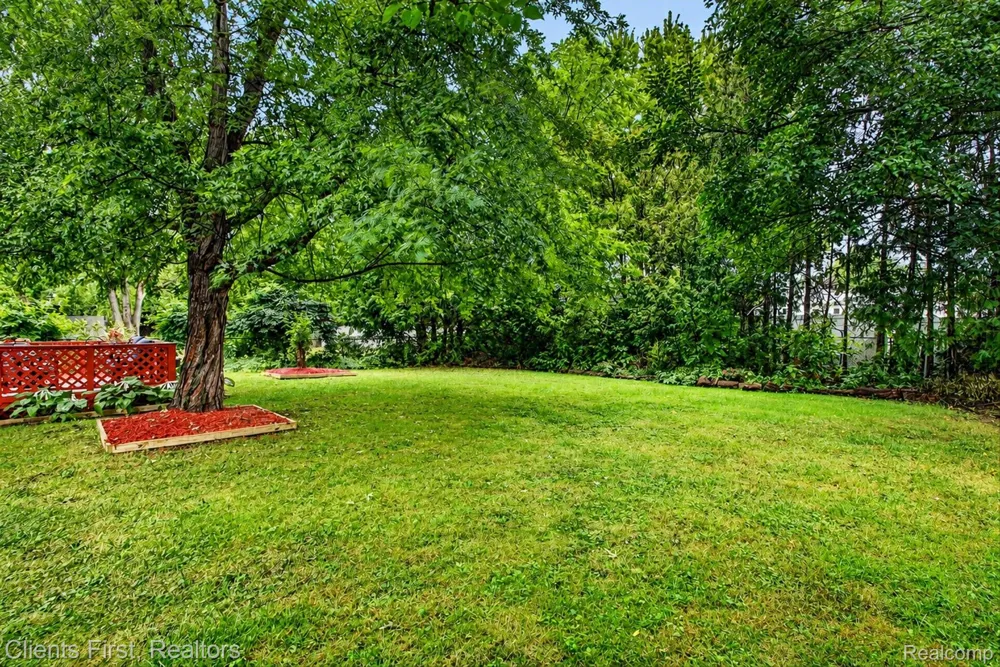 399 Surrey Heights Westland City, MI 48186