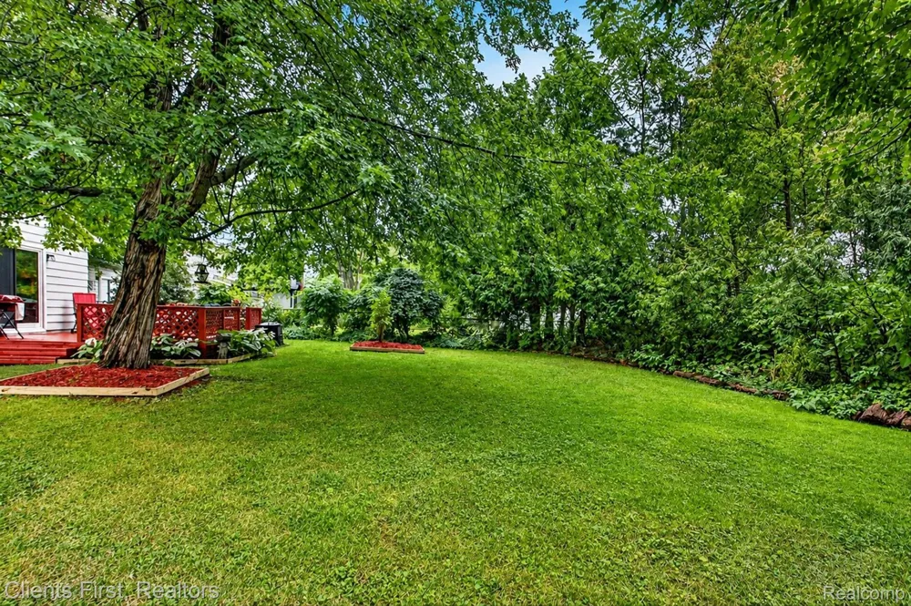 399 Surrey Heights Westland City, MI 48186
