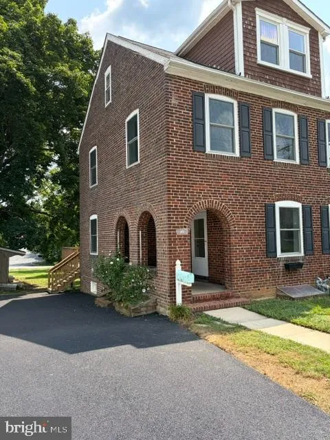 107 W CIRCULAR AVENUE