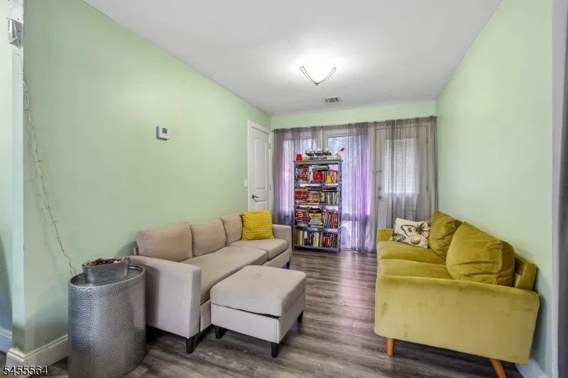 382 Amherst St East Orange City, NJ 07018