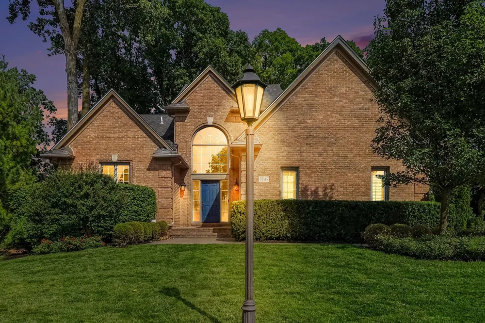 3739 Warwick Drive Rochester Hills, MI 48309