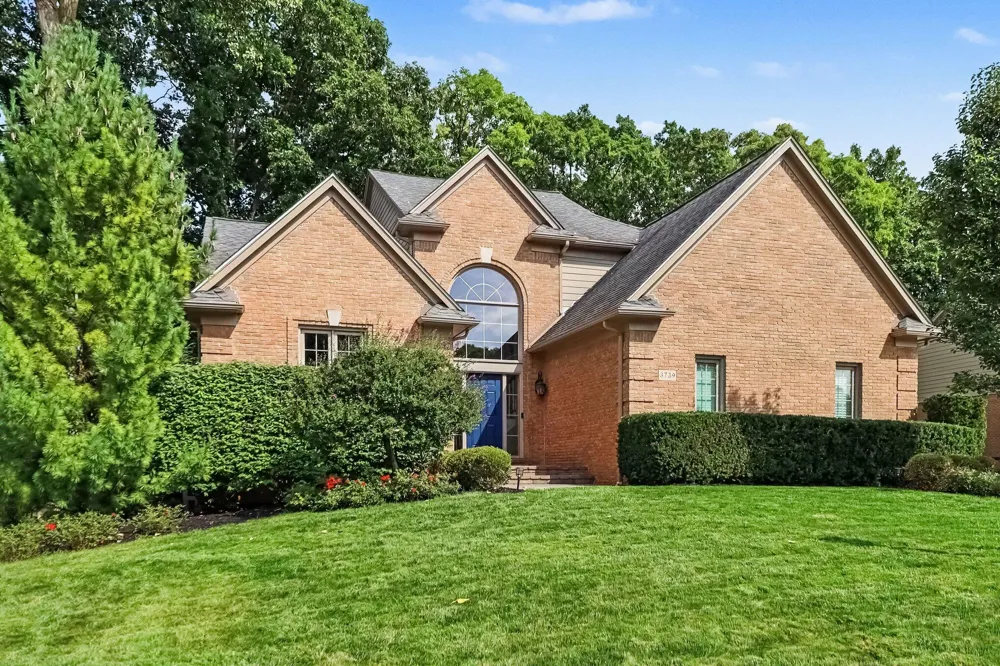 3739 Warwick Drive Rochester Hills, MI 48309