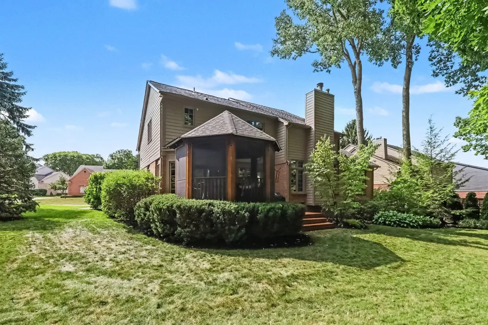 3739 Warwick Drive Rochester Hills, MI 48309