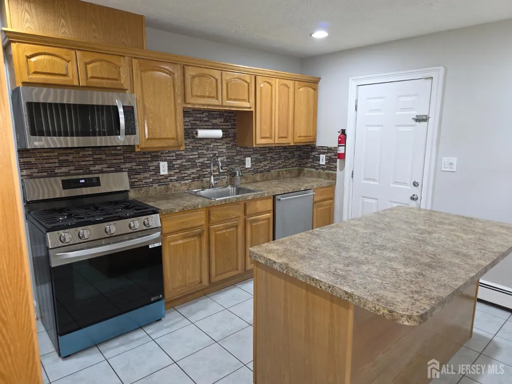 17 Colton Road Edison, NJ 08817