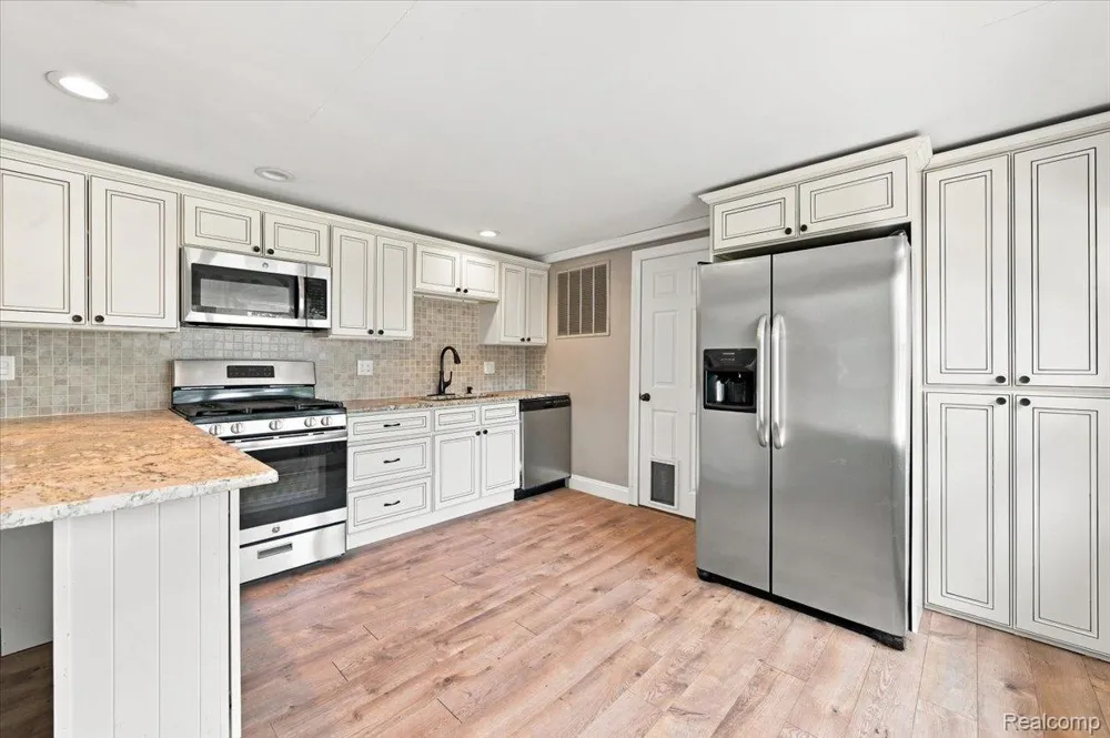 2428 Circle Drive West Bloomfield Charter Township, MI 48324