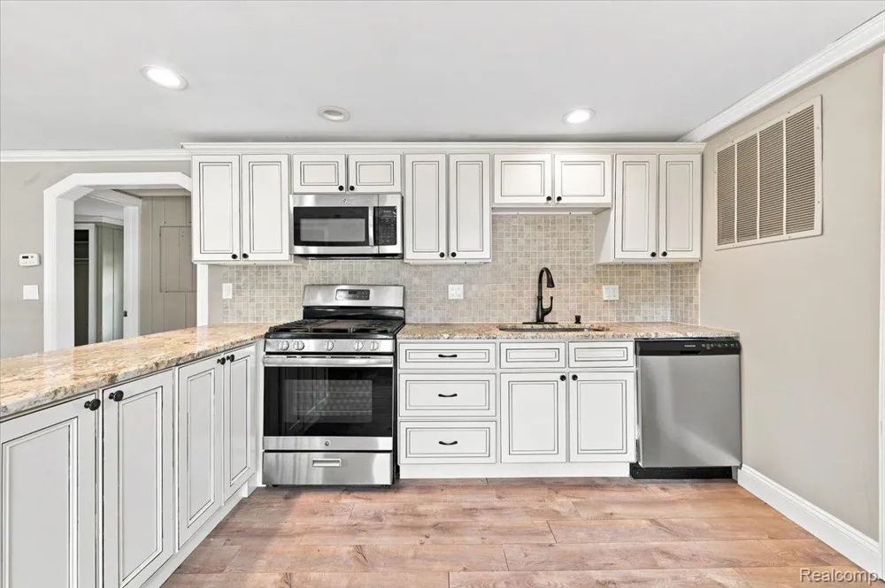 2428 Circle Drive West Bloomfield Charter Township, MI 48324