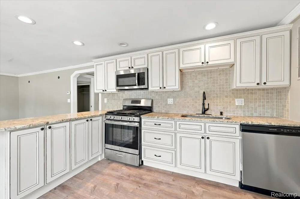 2428 Circle Drive West Bloomfield Charter Township, MI 48324
