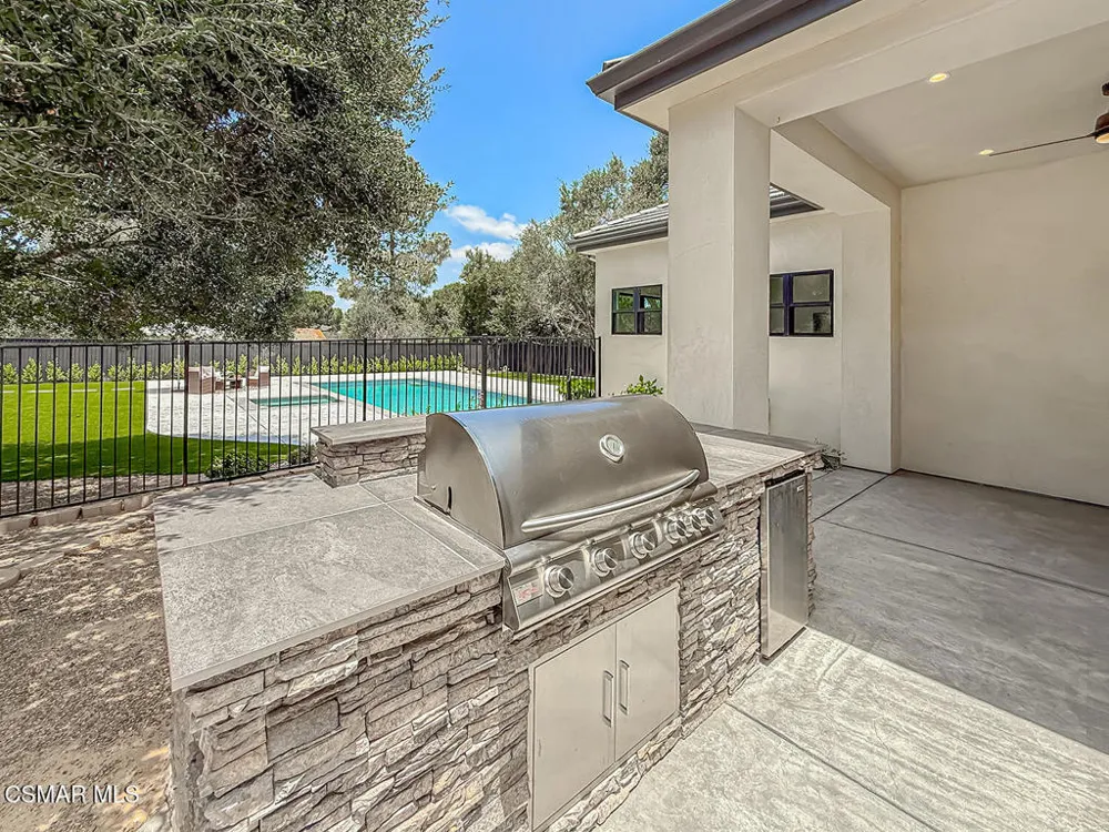 395 Sherwood Court Thousand Oaks, CA 91361